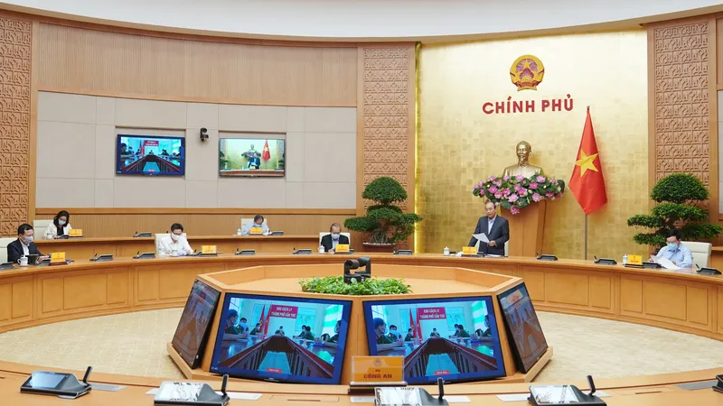 Thủ tướng họp trực tuyến về phòng chống dịch Covid-19 với 5 thành phố lớn. Ảnh: VGP