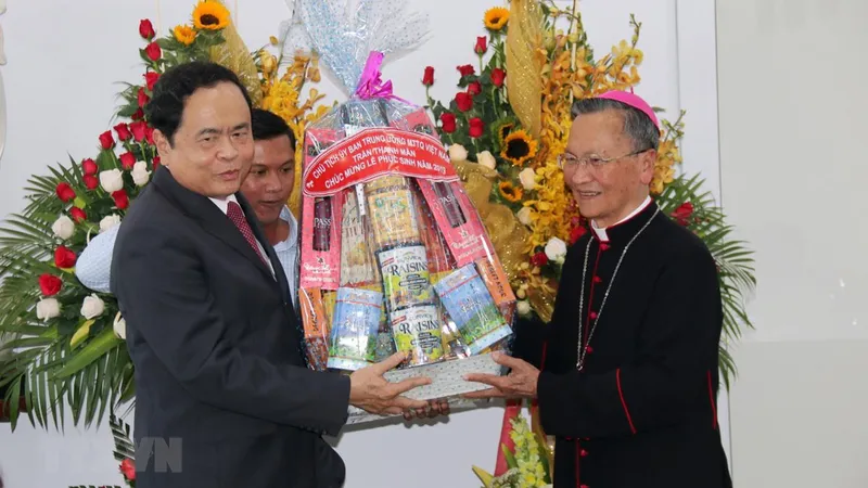 Chủ tịch Ủy ban Trung ương Mặt trận Tổ quốc Việt Nam Trần Thanh Mẫn tặng quà chúc mừng Lễ Phục sinh năm 2019 tại Tòa Giám mục Giáo phận Phan Thiết. Ảnh: Nguyễn Thanh/TTXVN