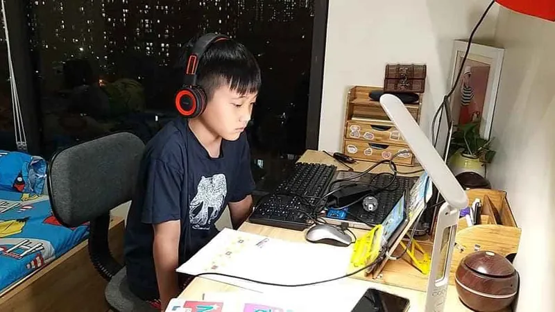 Học sinh học qua Internet có nguy cơ không đảm bảo an toàn. Ảnh minh họa