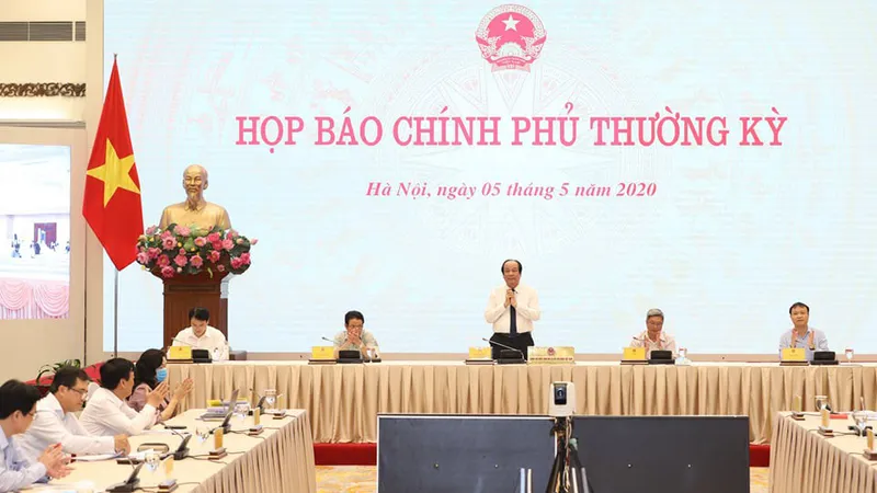 Bộ GD-ĐT: không cần cho học sinh đội mũ ngăn giọt bắn