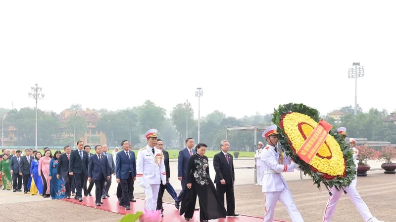 Đoàn Đại biểu Quốc hội vào Lăng viếng Chủ tịch Hồ Chí Minh. Ảnh: QUANG PHÚC