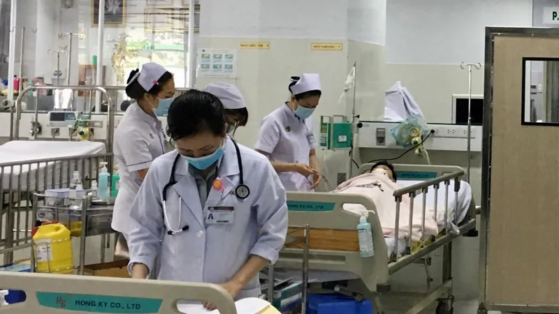 Các em học sinh bị nạn trong vụ cây phượng bật gốc đang được chăm sóc tích cực tại bệnh viện. Ảnh: QUANG HUY
