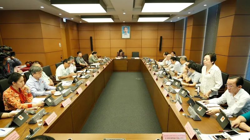 Đoàn ĐBQH TPHCM thảo luận tại Tổ, ngày 10-6-2020. Ảnh: QUANG PHÚC
