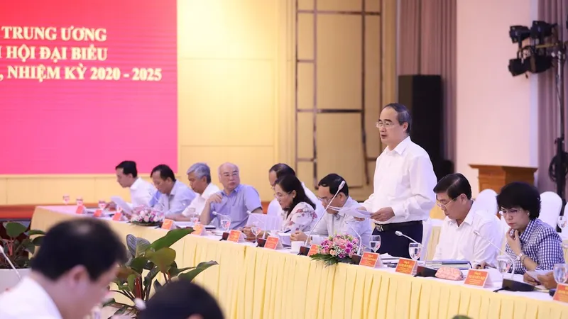 Hội nghị chiều 25-6