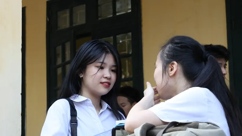 Thí sinh Hà Nội phấn khởi vì đề thi vào 10 năm nay được đánh giá dễ. Ảnh: QUANG PHÚC