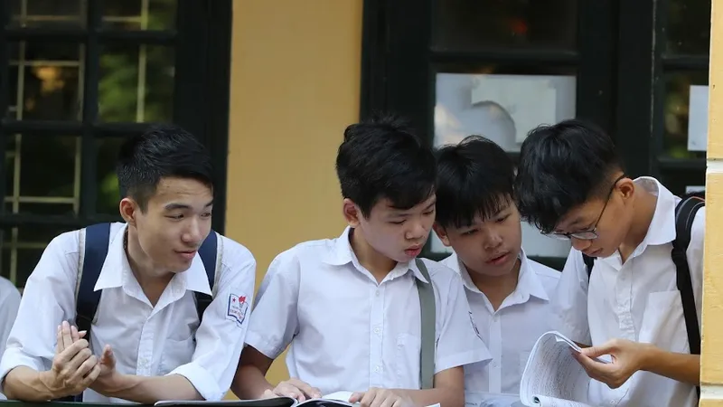 Thí sinh tranh thủ ôn bài trước khi vào thi. Ảnh: QUANG PHÚC
