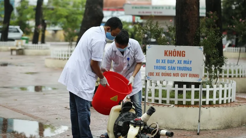 Hà Nội tiến hành công tác khử khuẩn ở các điểm thi, chuẩn bị cho kỳ thi tốt nghiệp THPT Quốc gia sắp diễn ra. Ảnh: QUANG PHÚC