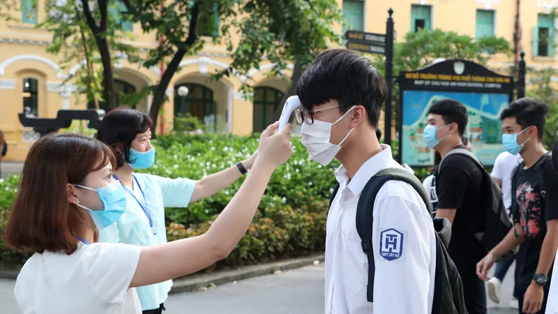 Ngày thi đầu tiên: 13 thí sinh bị đình chỉ do mang tài liệu và điện thoại vào phòng thi