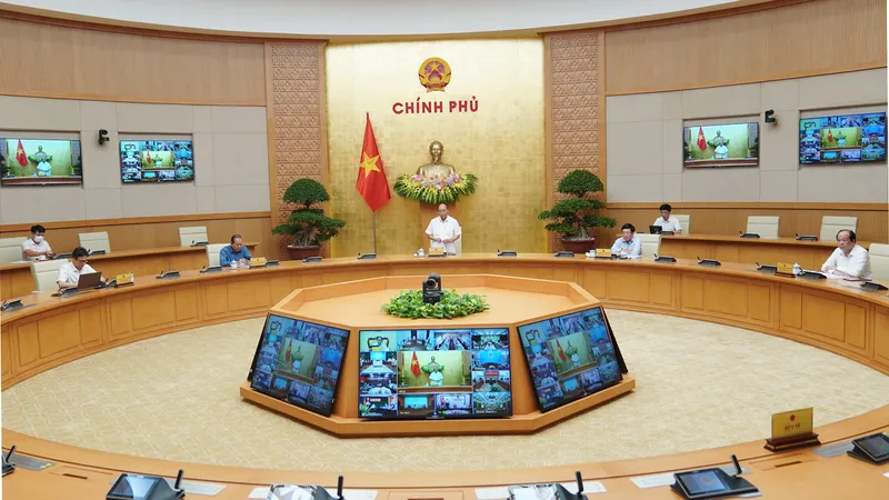 Thủ tướng Nguyễn Xuân Phúc chủ trì cuộc họp trực tuyến, chiều 12-8. Ảnh: QUANG PHÚC