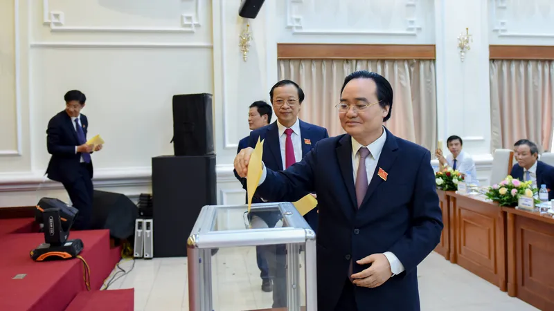 Bộ trưởng Phùng Xuân Nhạ và các đại biểu bỏ phiếu bầu Ban chấp hành Đảng bộ Bộ GD-ĐT nhiệm kỳ 2020 – 2025