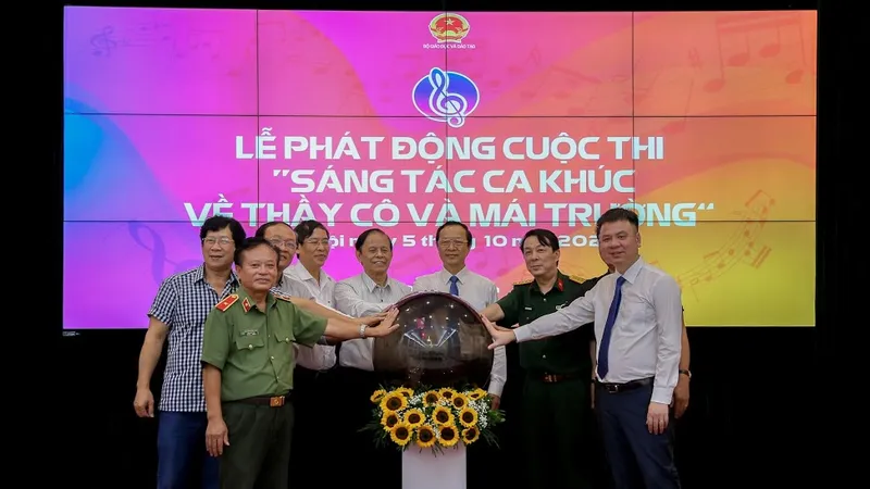 Các đại biểu thực hiện nghi thức phát động cuộc thi