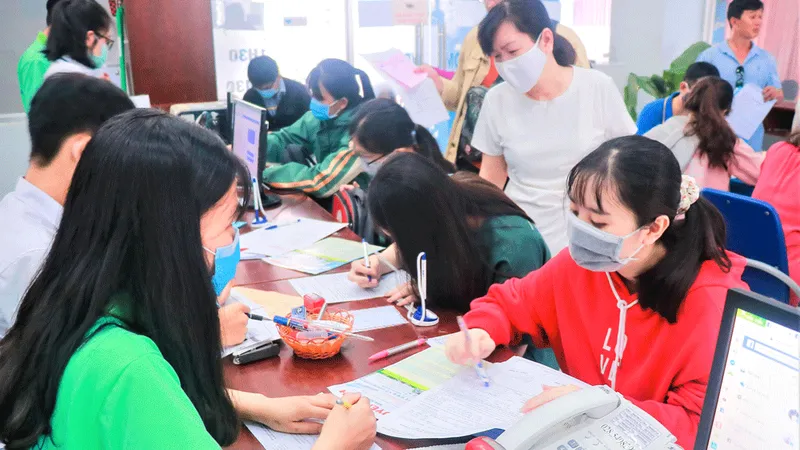 Tân sinh viên Trường ĐH Công nghiệp Thực phẩm TPHCM làm thủ tục nhập học 