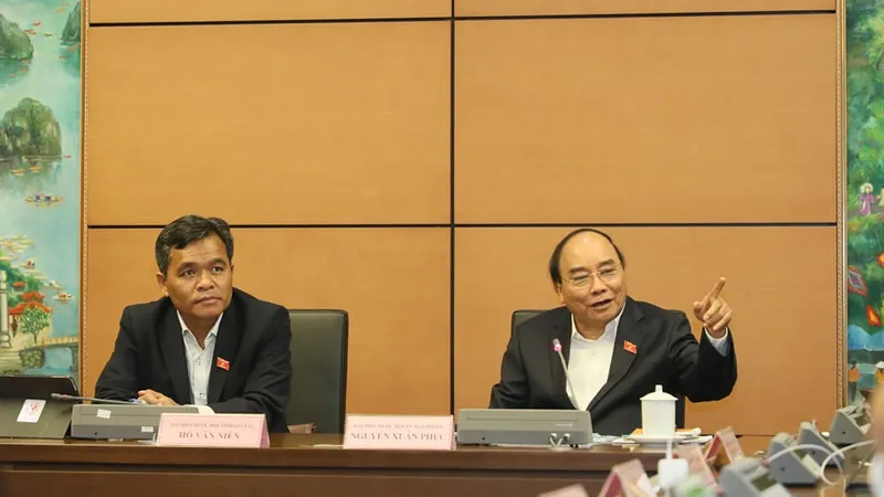 Thủ tướng Nguyễn Xuân Phúc thảo luận tổ. Ảnh: QUANG PHÚC