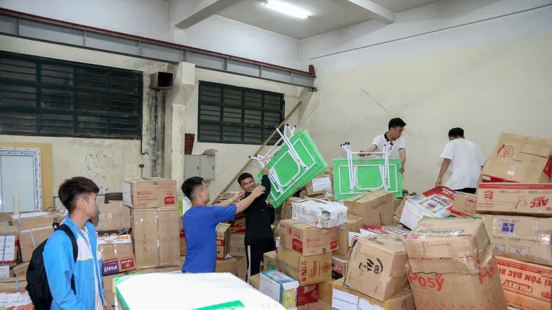 Chuyển hàng phục vụ việc dạy và học hỗ trợ học sinh miền Trung