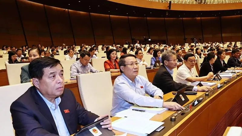 ĐBQH bấm nút thông qua luật. Ảnh: VIẾT CHUNG