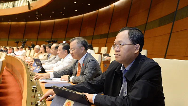 Các đại biểu Quốc hội bấm nút thông qua luật