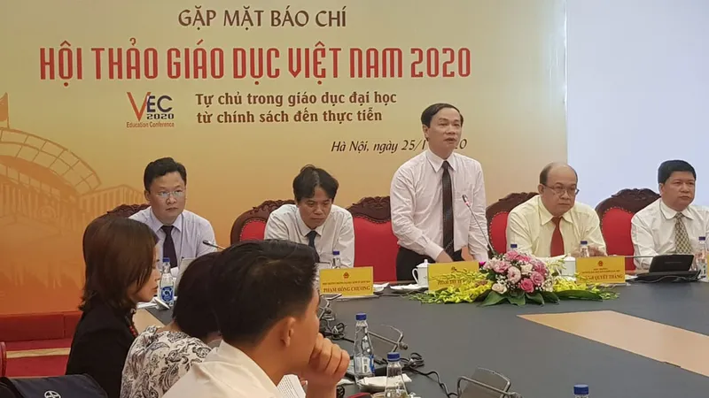 Phó Chủ nhiệm Ủy ban Văn hóa, Giáo dục, Thanh niên, Thiếu niên và Nhi đồng của Quốc hội Phạm Tất Thắng phát biểu tại họp báo