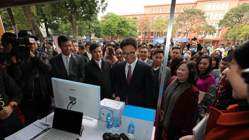 Phó Thủ tướng Vũ Đức Đam tham quan các gian trưng bày ý tưởng khởi nghiệp của HSSV