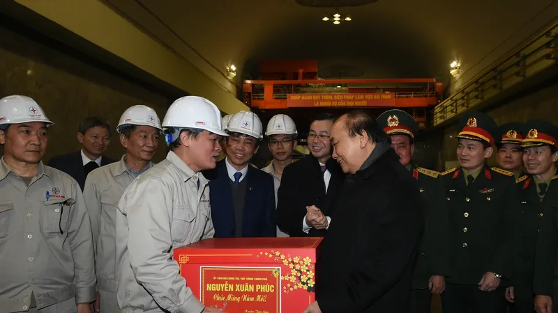 Thủ tướng Nguyễn Xuân Phúc động viên công nhân