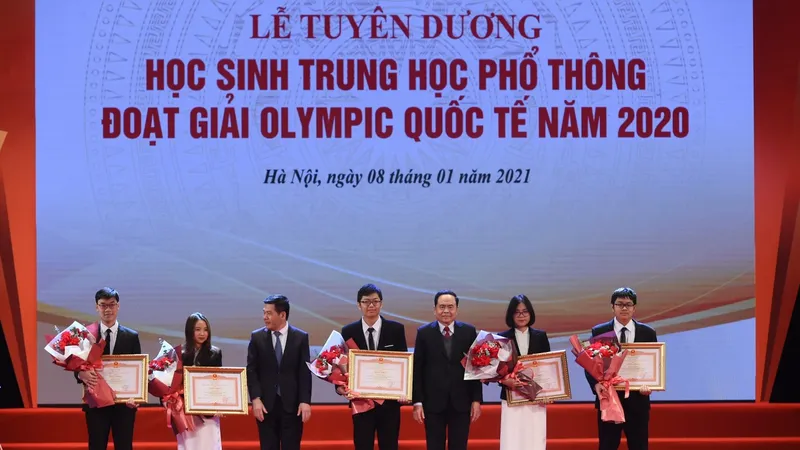 ​Trao thưởng cho học sinh đoạt giải Olympic khu vực và quốc tế năm 2020