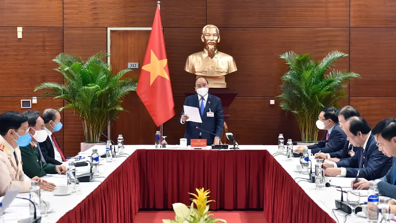 Thủ tướng Nguyễn Xuân Phúc họp khẩn về Covid-19 sáng 28-1. Ảnh: VIẾT CHUNG