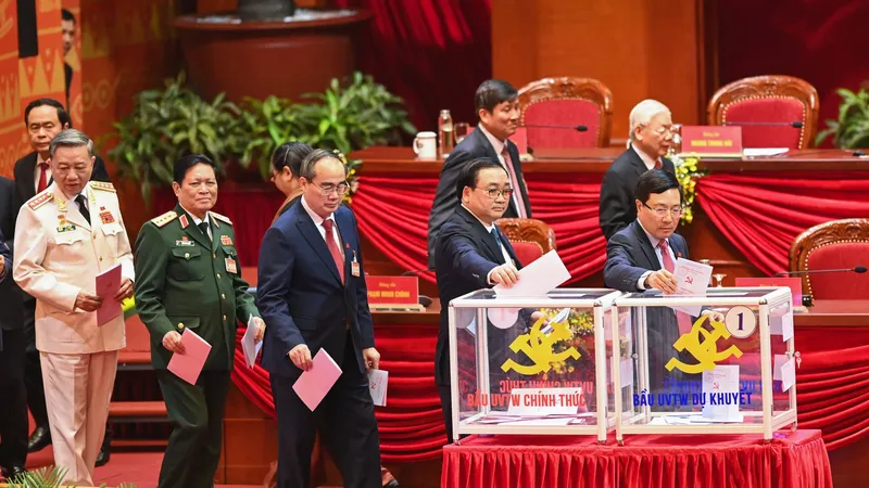 Các đại biểu bầu Ban Chấp hành Trung ương khóa XIII, chiều 30-1-2021. Ảnh: VIẾT CHUNG
