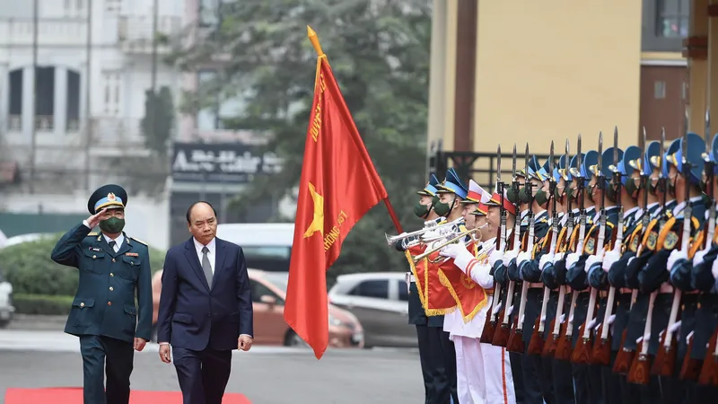 Thủ tướng Nguyễn Xuân Phúc chúc tết cán bộ, chiến sĩ của Sư đoàn 361, Quân chủng Phòng không - Không quân. ẢNH: VIẾT CHUNG