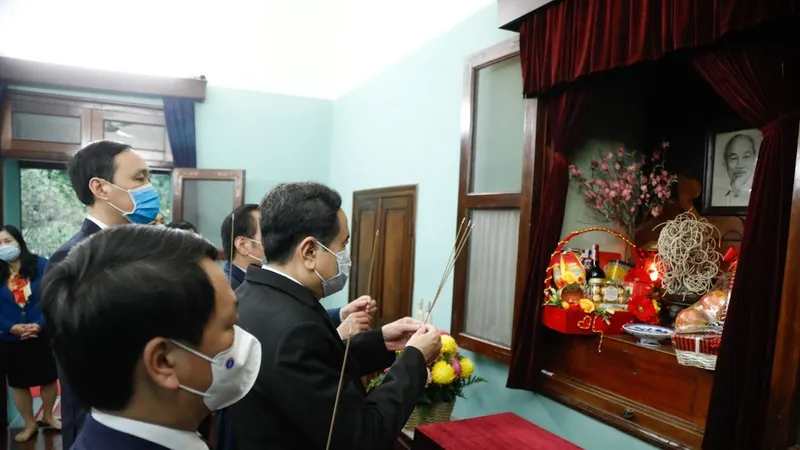 Đồng chí Trần Thanh Mẫn đã đến dâng hương, tưởng nhớ Chủ tịch Hồ Chí Minh tại Nhà 67 