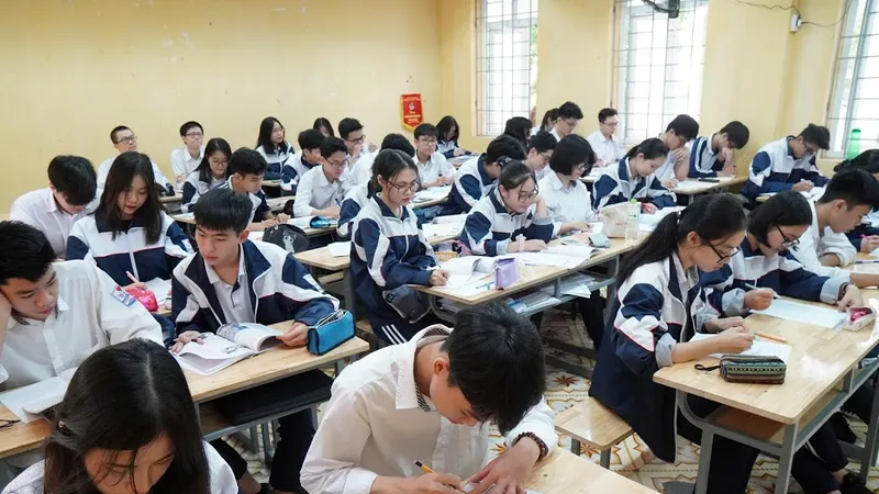 Học sinh, sinh viên lo lắng học phí sẽ tăng. Ảnh: VIẾT CHUNG