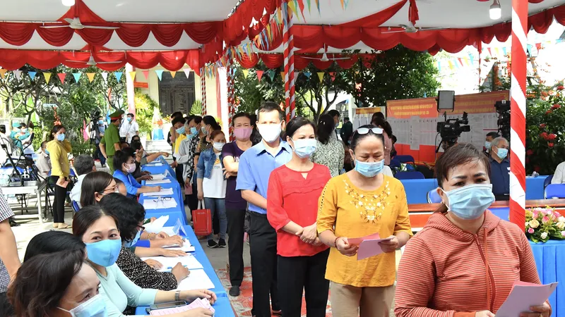 Người dân huyện Củ Chi, TPHCM đi bỏ phiếu, sáng 23-5-2021. Ảnh: VIỆT DŨNG