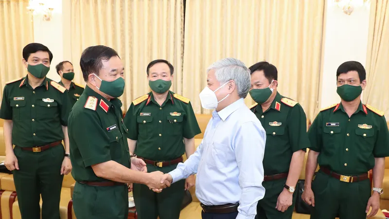 Ông Đỗ Văn Chiến thăm hỏi các cán bộ quân đội