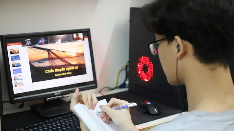 Thời kỳ có dịch, việc học trực tuyến cần được đẩy mạnh. Ảnh: QUANG PHÚC