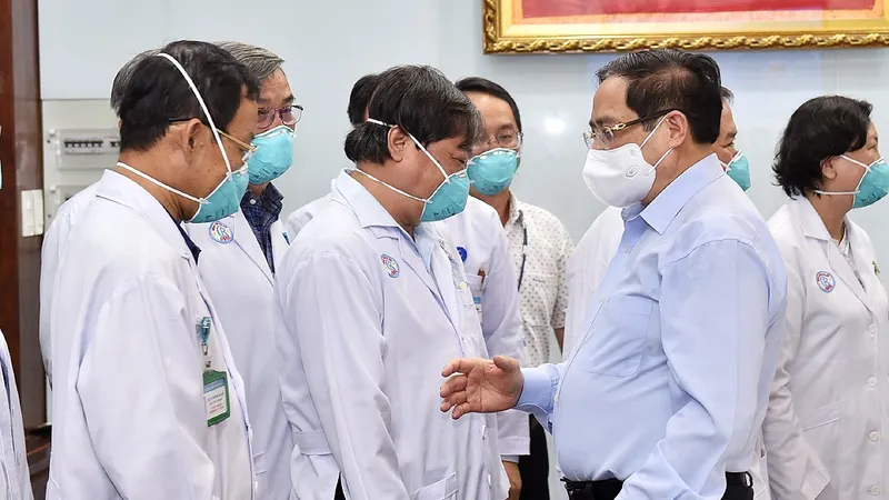 Thủ tướng Phạm Minh Chính đến kiểm tra công tác khám, chữa bệnh và phương án kiểm soát, phòng chống dịch Covid-19 tại Bệnh viện Chợ Rẫy (TPHCM). Ảnh: VIẾT CHUNG