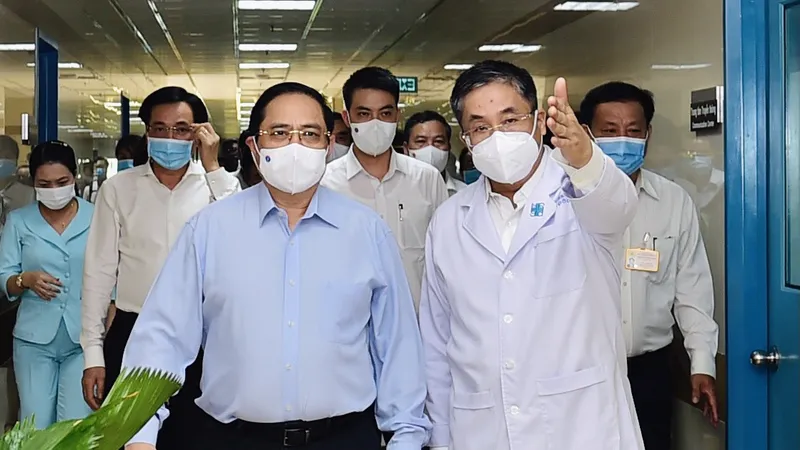 Thủ tướng Phạm Minh Chính đến thăm, làm việc, kiểm tra công tác khám, chữa bệnh và phương án kiểm soát dịch Covid-19 của Bệnh viện Đại học Y Dược TPHCM, chiều 13-5-2021. Ảnh: VIẾT CHUNG