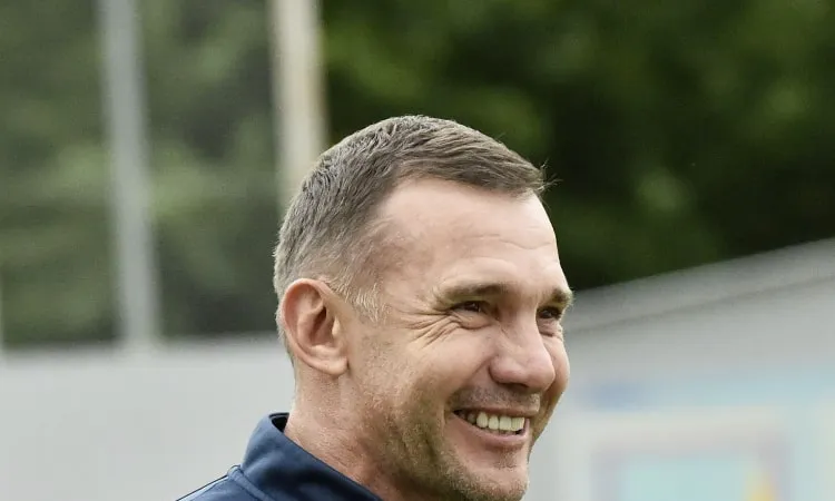 Sgevchenko tươi cười