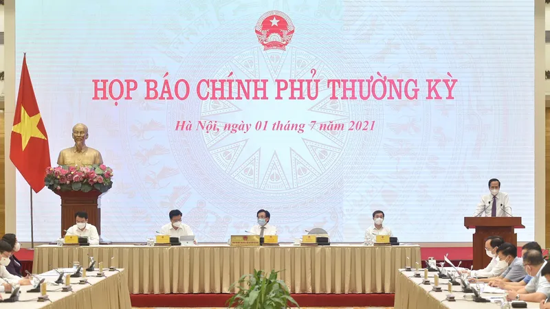 Họp báo Chính phủ tối 1-7. ẢNH: QUANG PHÚC