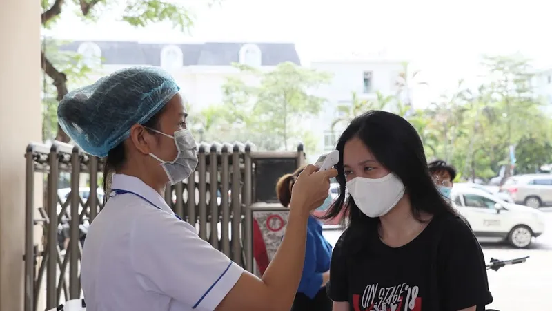 Chiều nay 6-7, các thí sinh làm thủ tục dự thi tốt nghiệp THPT năm 2021. ẢNH: QUANG PHÚC