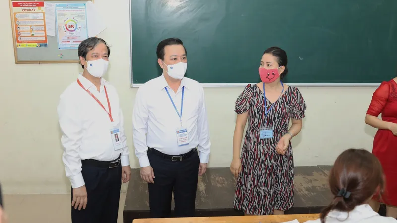 Bộ trưởng Bộ GD-ĐT Nguyễn Kim Sơn kiểm tra thi tốt nghiệp THPT 2021 tại điểm thi Trường THPT Chu Văn An, quận Tây Hồ, Hà Nội. Ảnh: VIẾT CHUNG