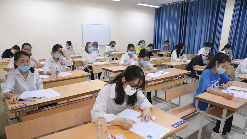 Thí sinh thi môn Ngữ văn tại điểm thi Trường THCS Ba Đình, quận Ba Đình. Ảnh: QUANG PHÚC