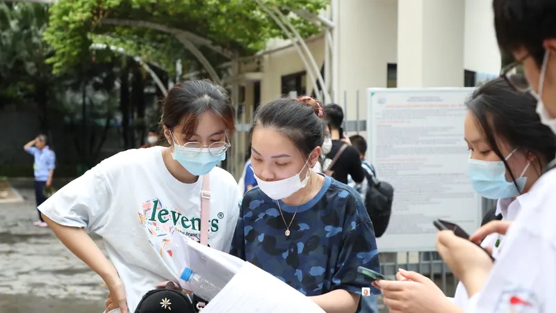 Thí sinh cả nước đã hoàn thành thi 2 môn Văn, Toán vào ngày 7-7. Ảnh: QUANG PHÚC