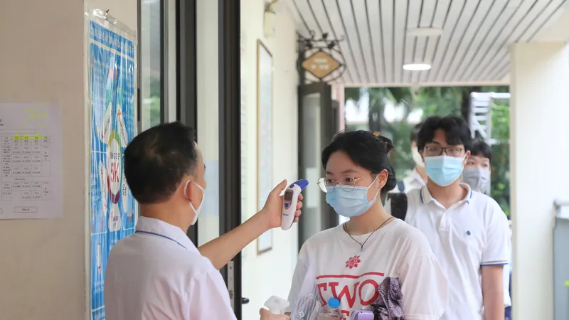 Công tác bảo đảm an toàn phòng dịch được thực hiện triệt để ở các điểm thi. Ảnh: QUANG PHÚC