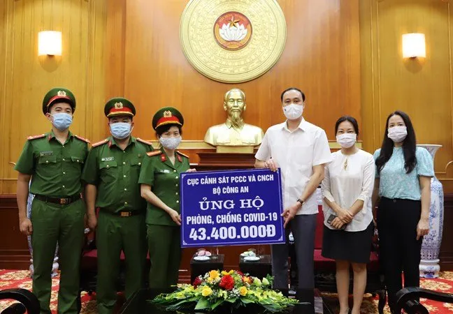 Nhiều tập thể, cá nhân ủng hộ phòng chống Covid-19