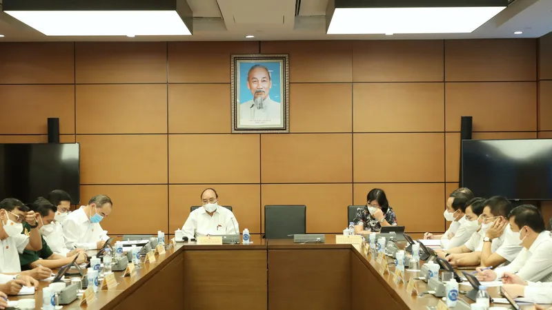 Các ĐBQH TPHCM dự họp sáng 24-7. ẢNH: VIẾT CHUNG