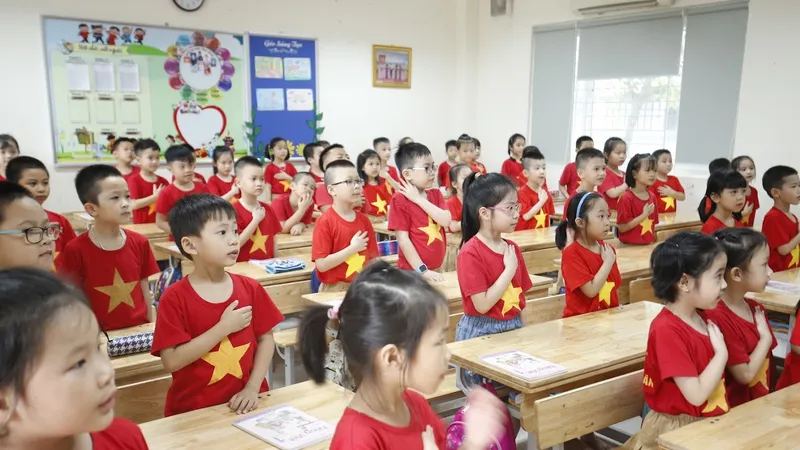 Nhiều học sinh lớp 1 ở vùng dịch có thể học qua truyền hình trong khi năm học mới bắt đầu. Ảnh chụp khi chưa có dịch: QUANG PHÚC