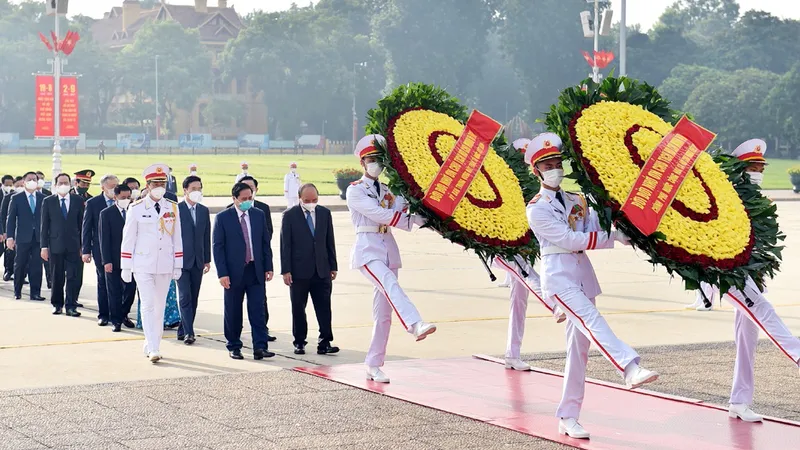 Lãnh đạo Đảng, Nhà nước vào Lăng viếng Chủ tịch Hồ Chí Minh. Ảnh: VIẾT CHUNG