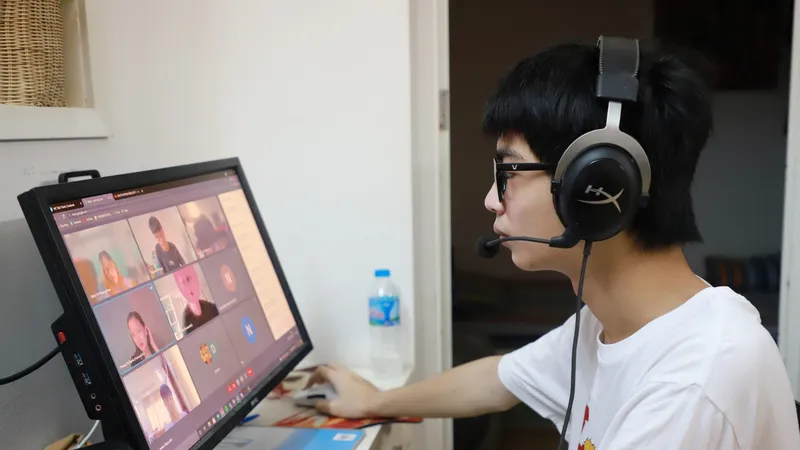 Học sinh nhiều nơi đang học trực tuyến. Ảnh: VIẾT CHUNG