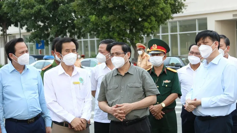 Thủ tướng Phạm Minh Chính cùng lãnh đạo Bộ, ngành Trung ương kiểm tra phòng chống dịch Covid-19 tại TPHCM. Ảnh: TTXVN