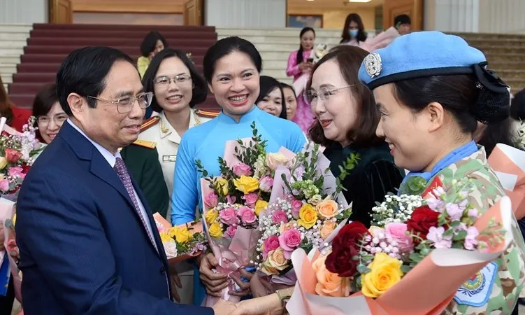 Thủ tướng Phạm Minh Chính gặp mặt đại diện các tầng lớp phụ nữ nhân Ngày Phụ nữ Việt Nam 20-10. Ảnh: VIẾT CHUNG