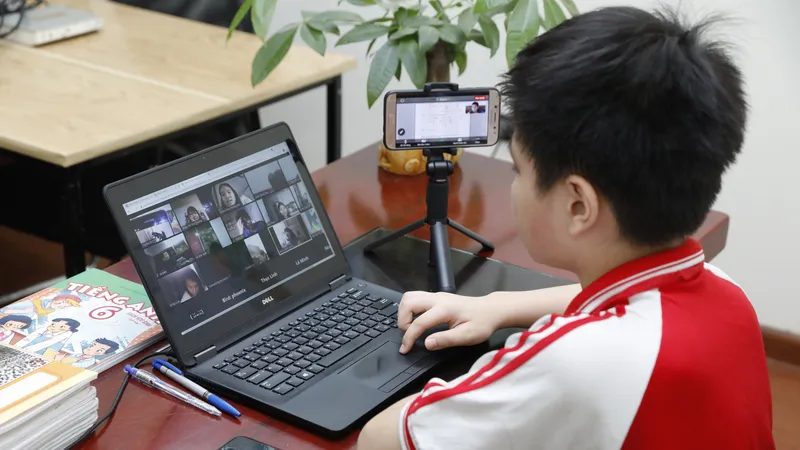 Học sinh vùng có dịch vẫn đang học tập trực tuyến. Ảnh: VIẾT CHUNG