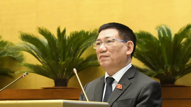Bộ trưởng Bộ Tài chính Hồ Đức Phớc trình bày Tờ trình về dự án Luật Kinh doanh bảo hiểm (sửa đổi). Ảnh: VIẾT CHUNG